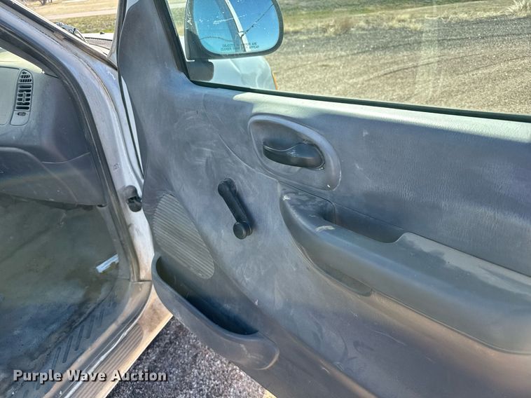 image for item EG6194 2004 Ford F150 XL pickup truck