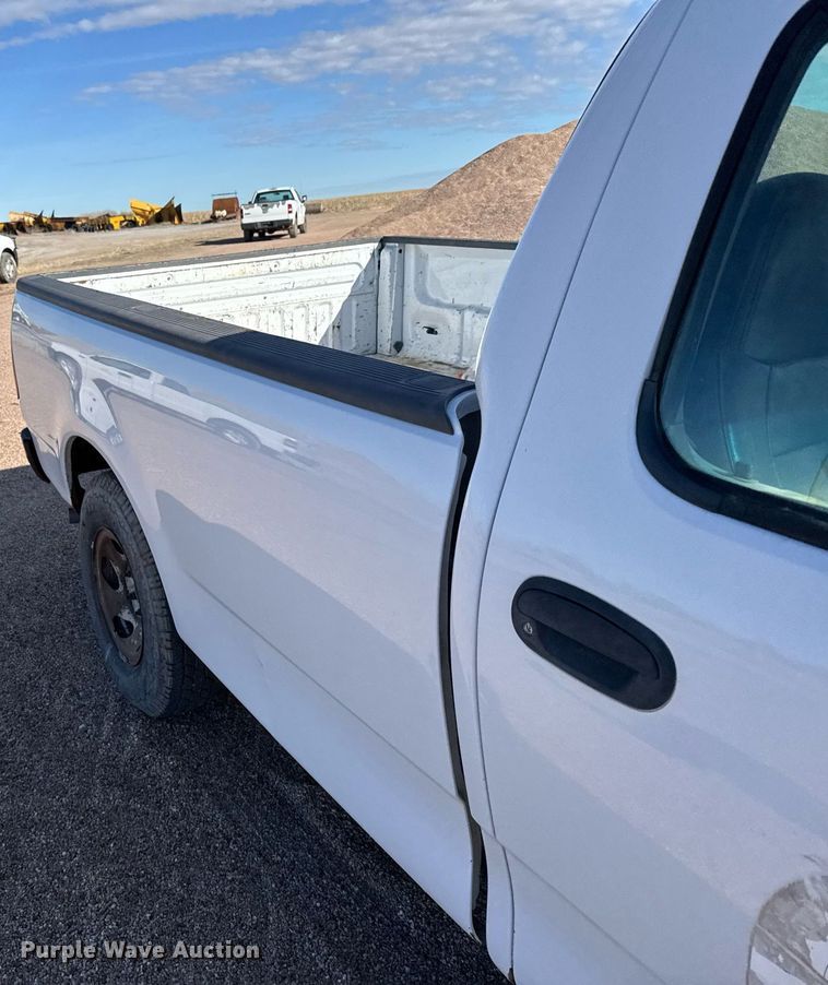 image for item EG6197 2004 Ford F150 XL pickup truck