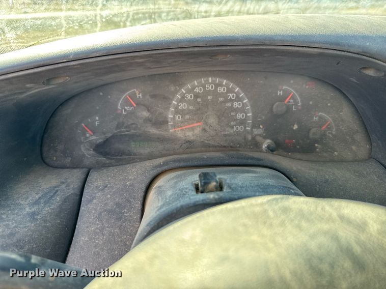 image for item EG6197 2004 Ford F150 XL pickup truck