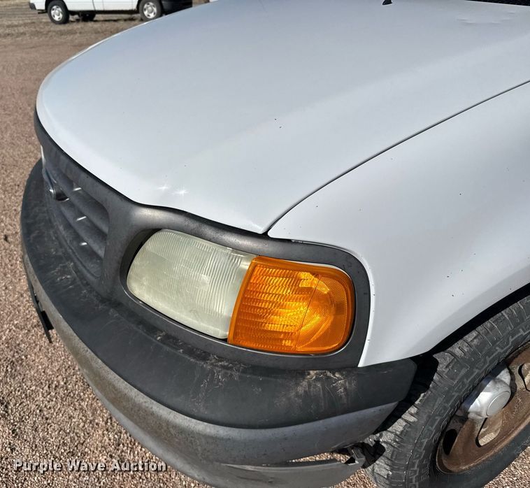 image for item EG6198 2004 Ford F150 XL pickup truck