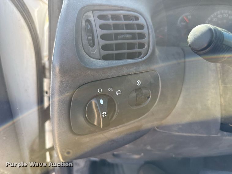 image for item EG6198 2004 Ford F150 XL pickup truck