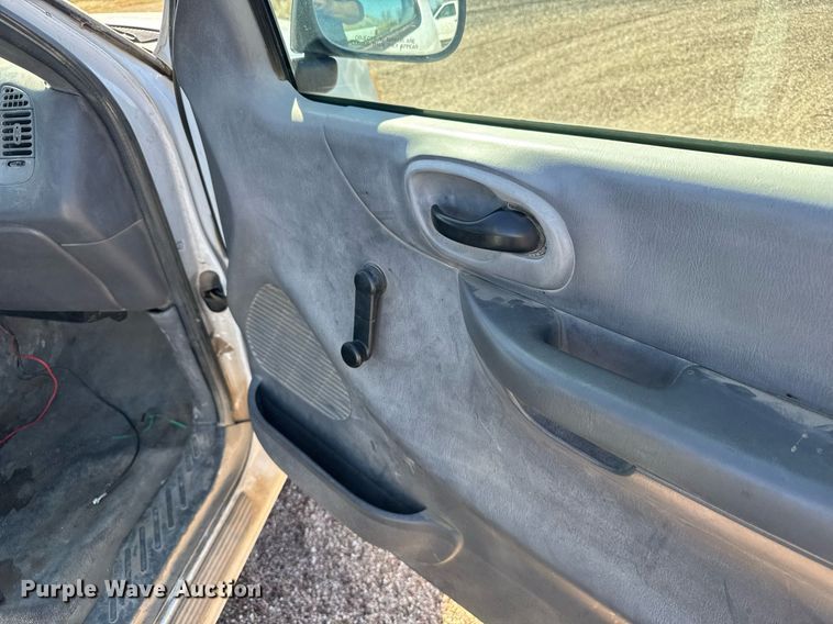 image for item EG6198 2004 Ford F150 XL pickup truck