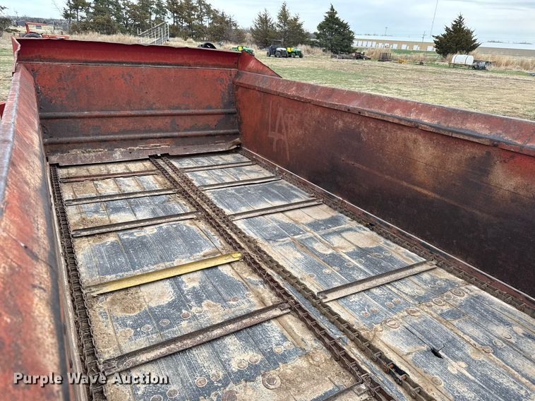 image for item EG6297 New Holland 195 manure spreader