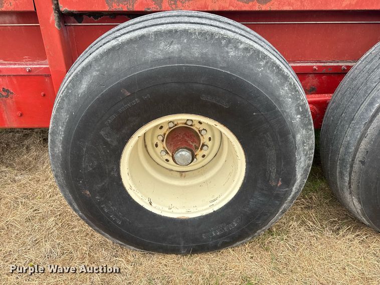 image for item EG6297 New Holland 195 manure spreader