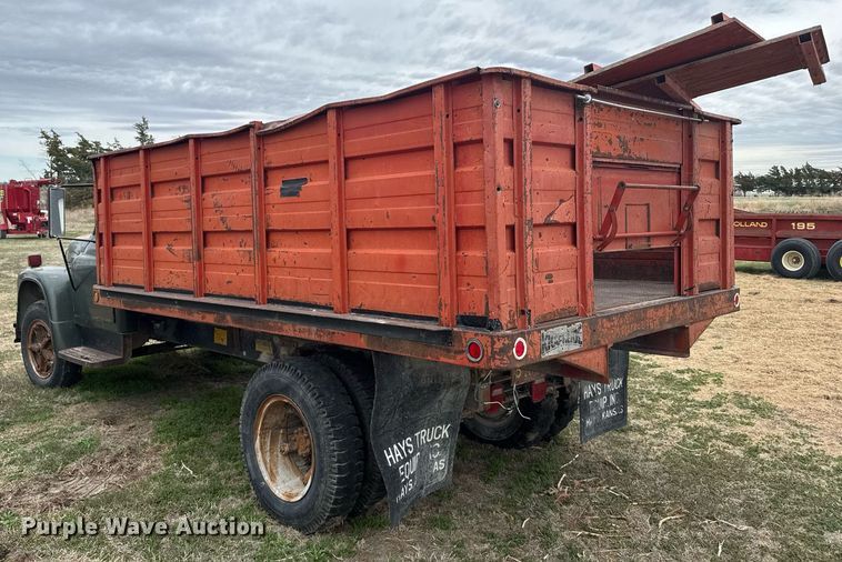 image for item EG6301 1978 International LoadStar 1600 grain truck