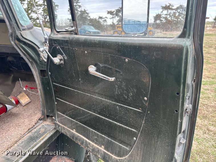 image for item EG6301 1978 International LoadStar 1600 grain truck