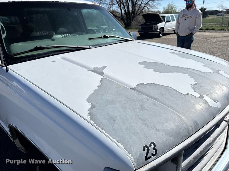 image for item EG6372 1999 Chevrolet Suburban SUV