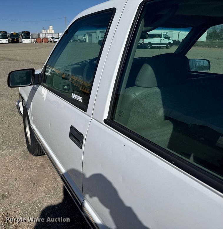 image for item EG6373 1999 GMC Suburban SUV