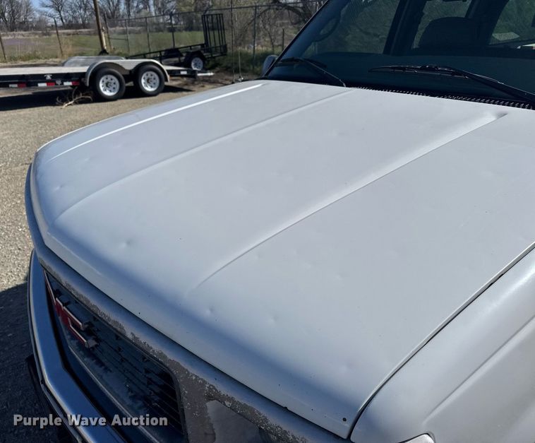 image for item EG6373 1999 GMC Suburban SUV
