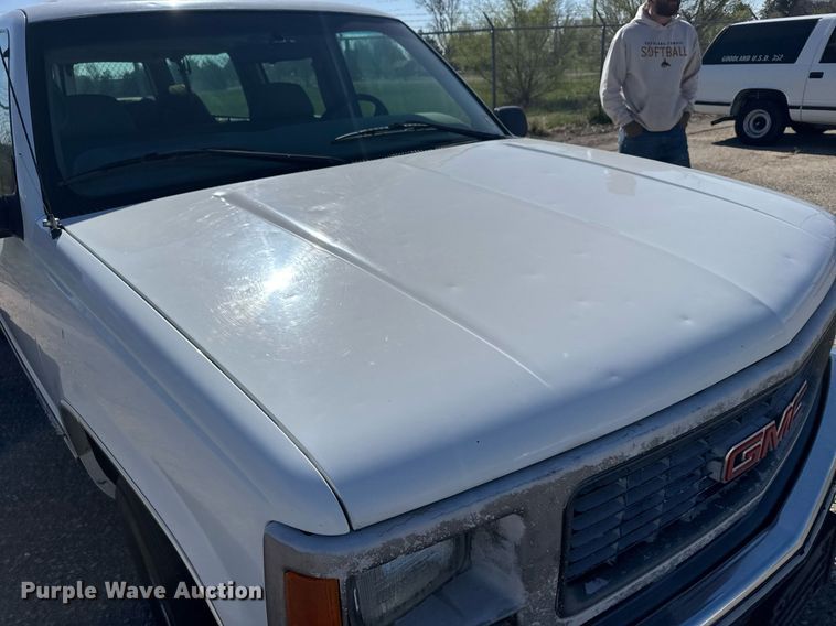 image for item EG6373 1999 GMC Suburban SUV