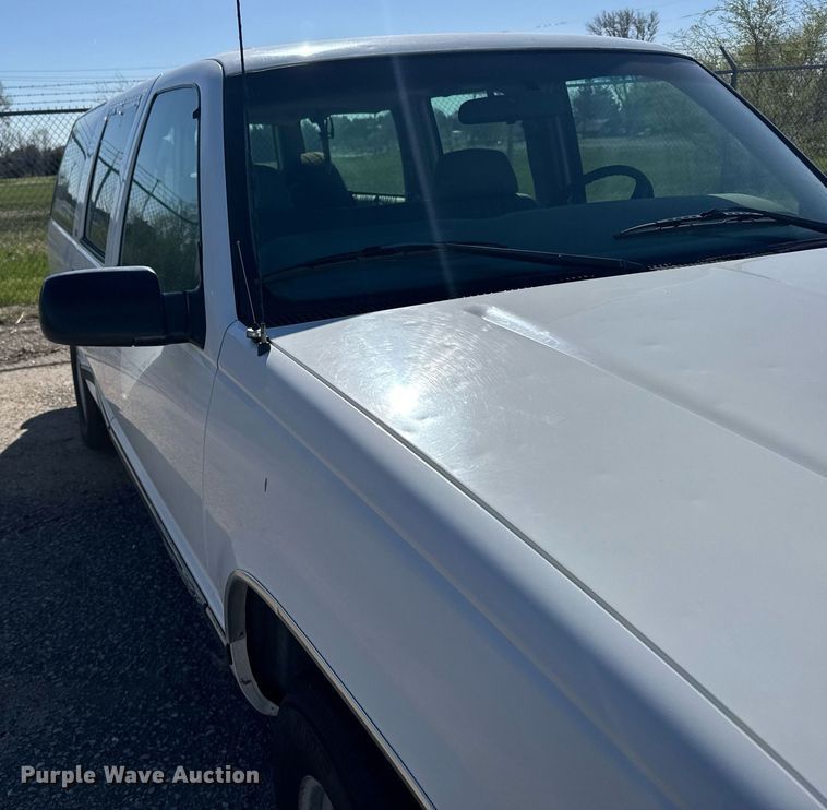image for item EG6373 1999 GMC Suburban SUV