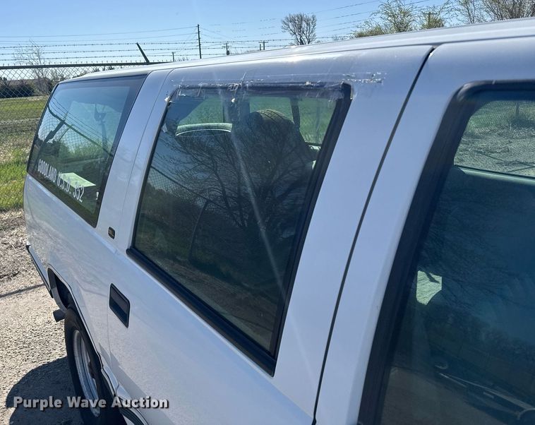 image for item EG6373 1999 GMC Suburban SUV