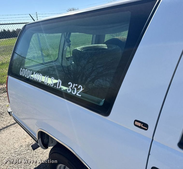 image for item EG6373 1999 GMC Suburban SUV