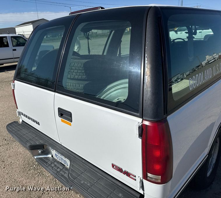 image for item EG6373 1999 GMC Suburban SUV