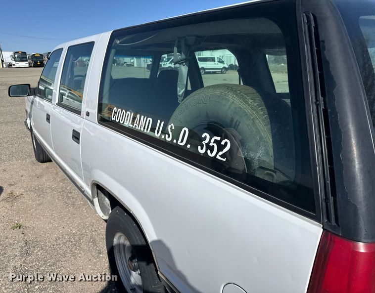 image for item EG6373 1999 GMC Suburban SUV