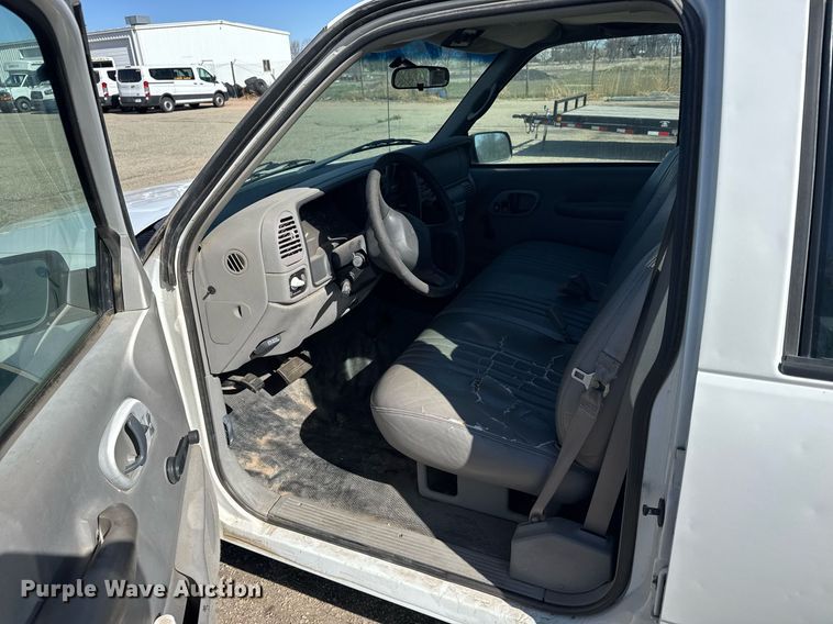 image for item EG6373 1999 GMC Suburban SUV