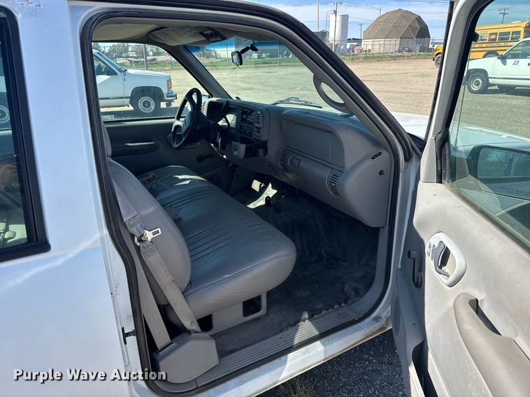 image for item EG6373 1999 GMC Suburban SUV