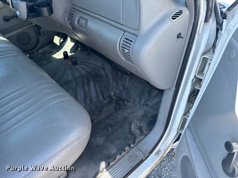 image for item EG6373 1999 GMC Suburban SUV