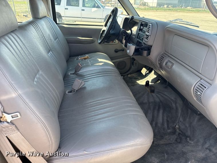 image for item EG6373 1999 GMC Suburban SUV