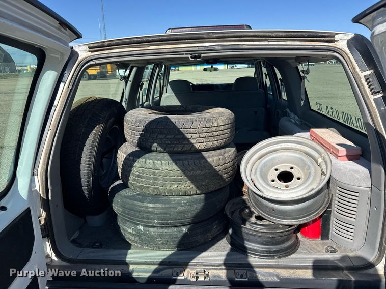 image for item EG6373 1999 GMC Suburban SUV