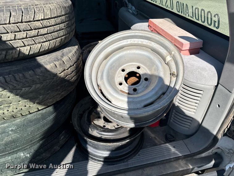 image for item EG6373 1999 GMC Suburban SUV