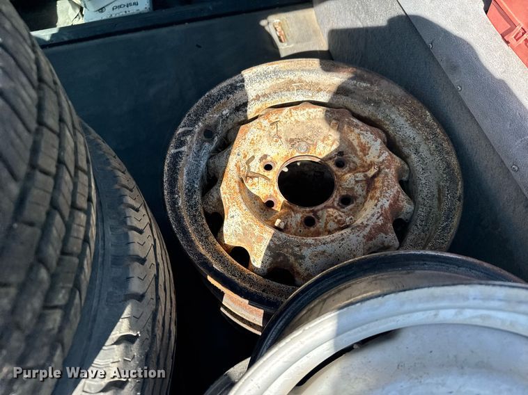 image for item EG6373 1999 GMC Suburban SUV