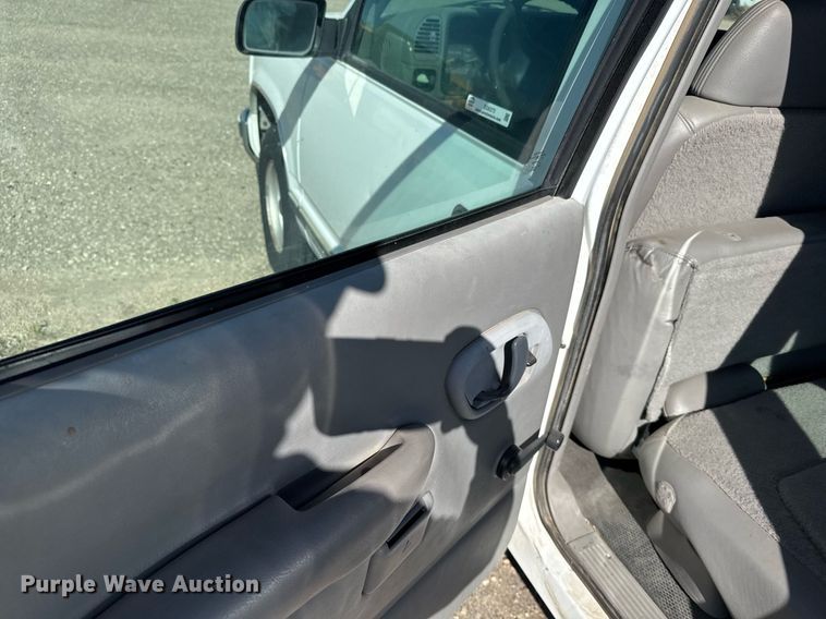 image for item EG6373 1999 GMC Suburban SUV