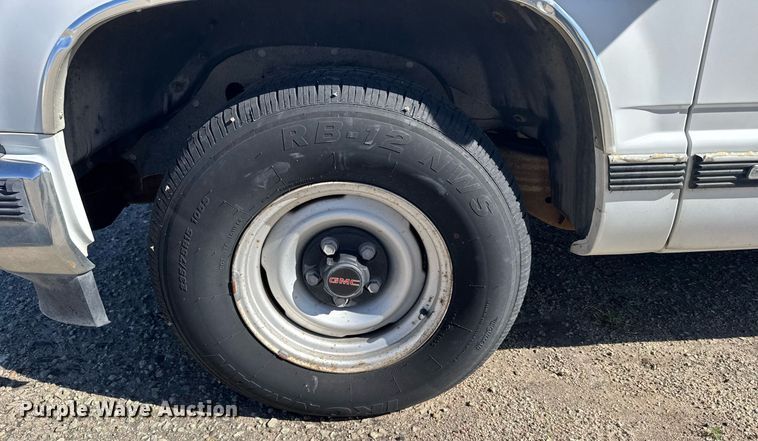 image for item EG6373 1999 GMC Suburban SUV