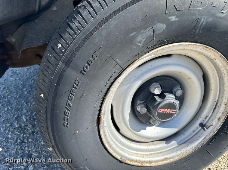 image for item EG6373 1999 GMC Suburban SUV