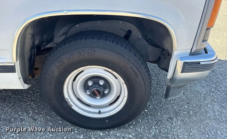 image for item EG6373 1999 GMC Suburban SUV