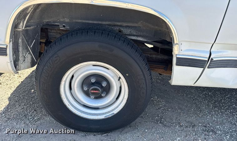 image for item EG6373 1999 GMC Suburban SUV