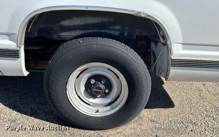 image for item EG6373 1999 GMC Suburban SUV