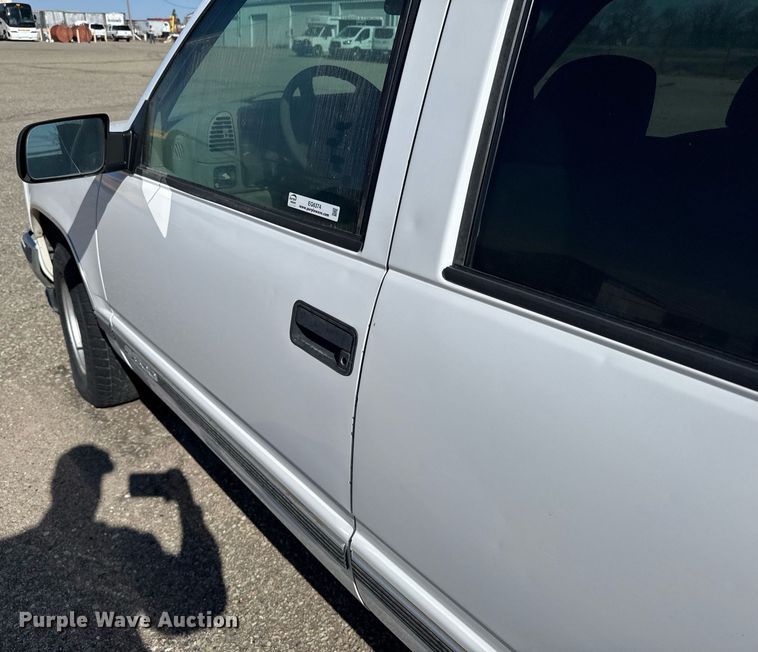 image for item EG6374 1999 Chevrolet Suburban SUV