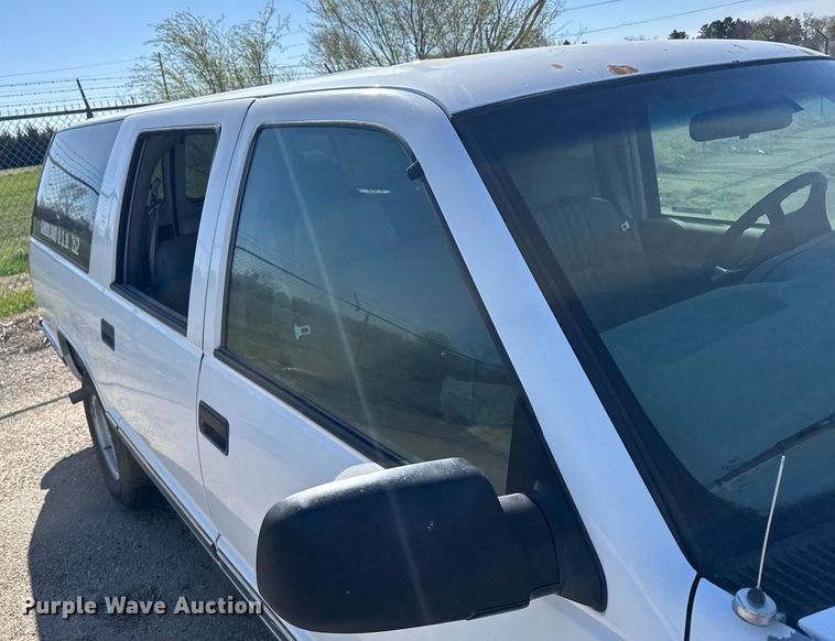 image for item EG6374 1999 Chevrolet Suburban SUV