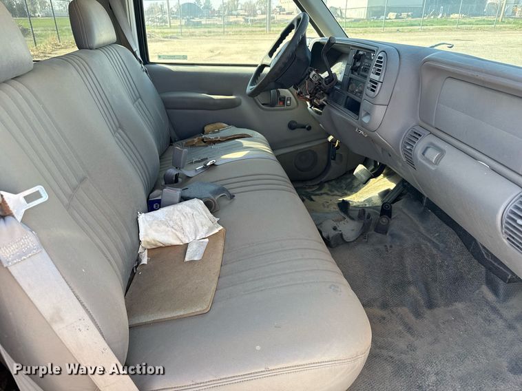 image for item EG6374 1999 Chevrolet Suburban SUV