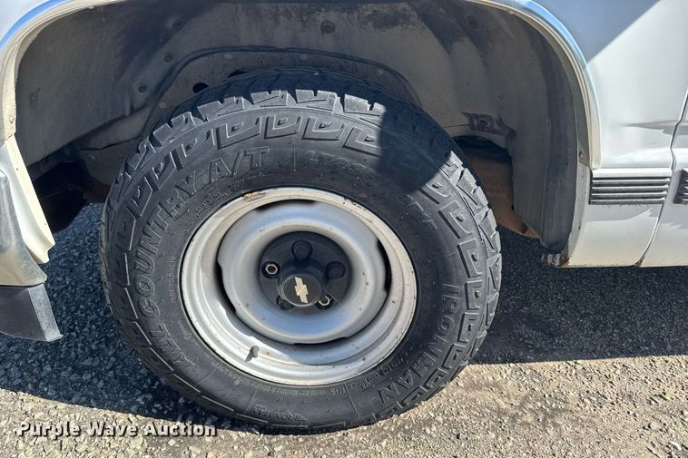 image for item EG6374 1999 Chevrolet Suburban SUV