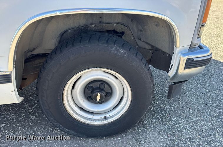 image for item EG6374 1999 Chevrolet Suburban SUV