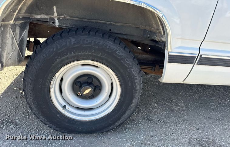 image for item EG6374 1999 Chevrolet Suburban SUV