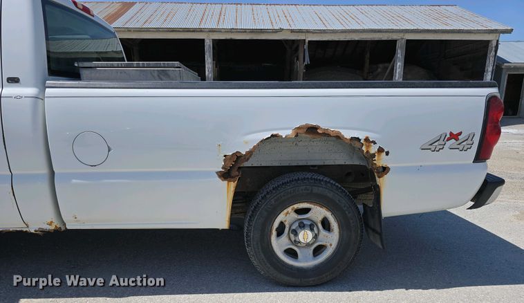 image for item EH8869 2004 Chevrolet Silverado 1500 pickup truck
