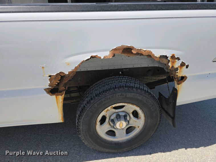 image for item EH8869 2004 Chevrolet Silverado 1500 pickup truck