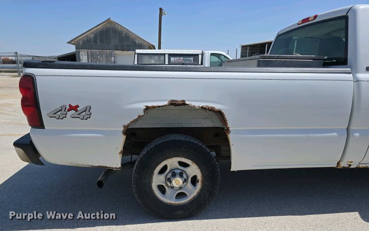 image for item EH8869 2004 Chevrolet Silverado 1500 pickup truck