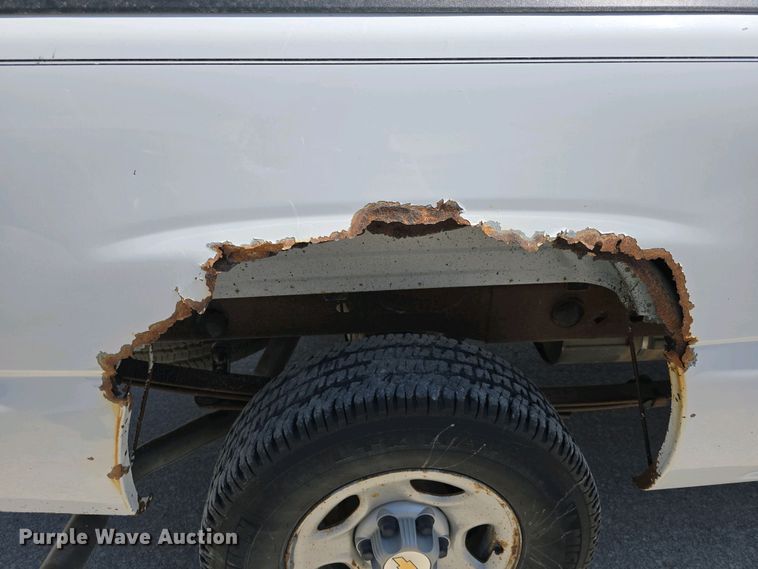 image for item EH8869 2004 Chevrolet Silverado 1500 pickup truck