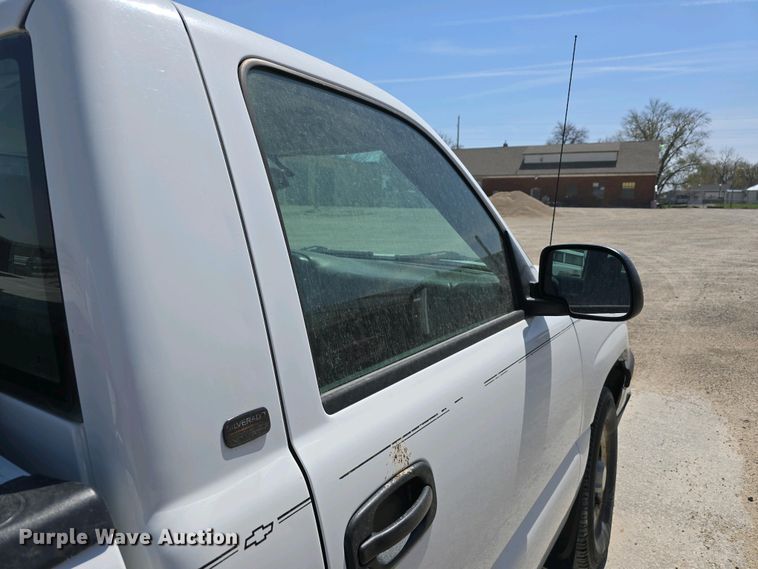 image for item EH8869 2004 Chevrolet Silverado 1500 pickup truck