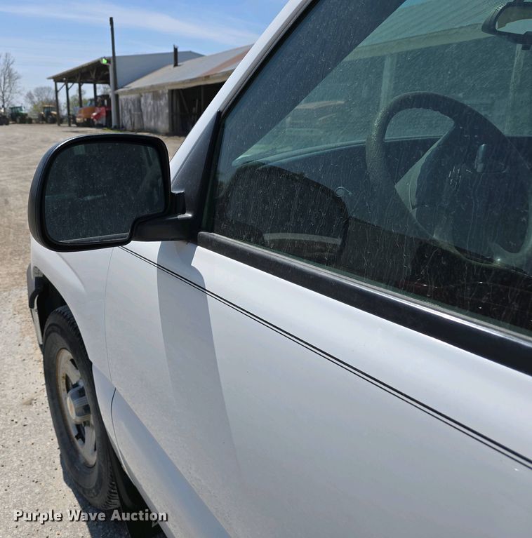 image for item EH8869 2004 Chevrolet Silverado 1500 pickup truck