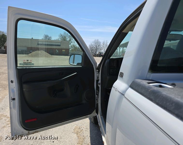 image for item EH8869 2004 Chevrolet Silverado 1500 pickup truck