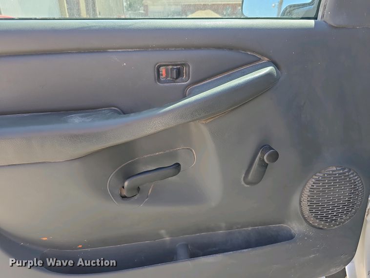 image for item EH8869 2004 Chevrolet Silverado 1500 pickup truck