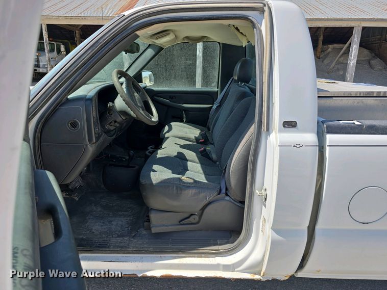 image for item EH8869 2004 Chevrolet Silverado 1500 pickup truck
