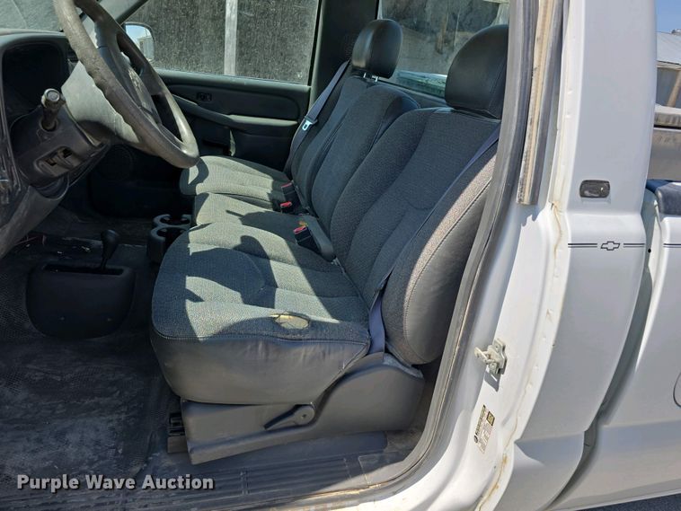 image for item EH8869 2004 Chevrolet Silverado 1500 pickup truck