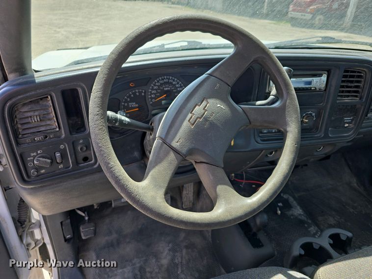 image for item EH8869 2004 Chevrolet Silverado 1500 pickup truck