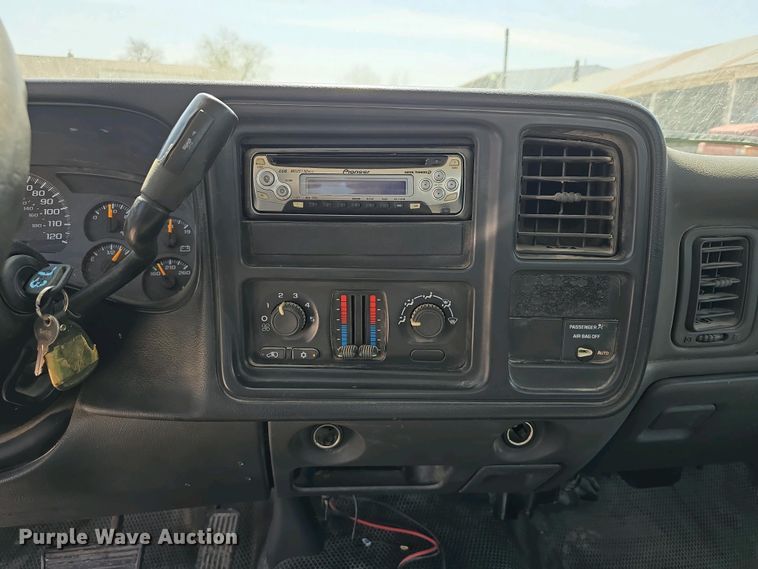 image for item EH8869 2004 Chevrolet Silverado 1500 pickup truck